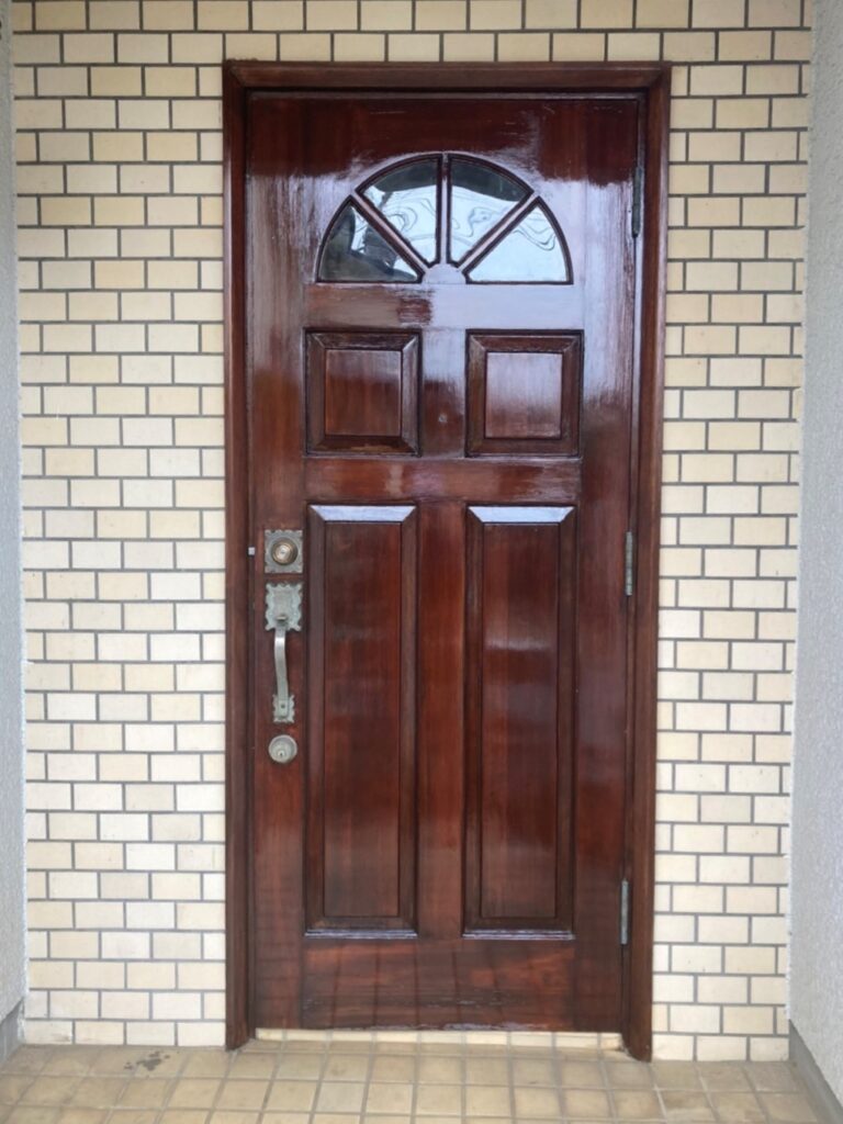 狭山市　玄関ドア塗装　傷んだドアが綺麗になりました。