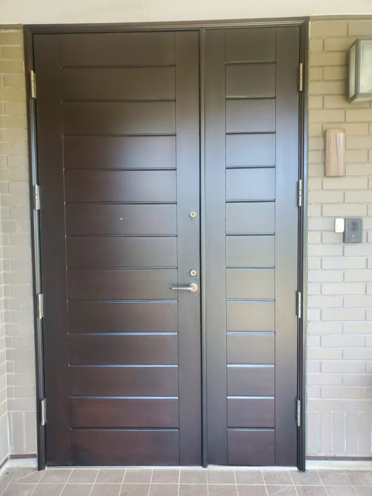 狭山市　玄関ドア塗装　見違えるように美しくなった木製玄関ドア
