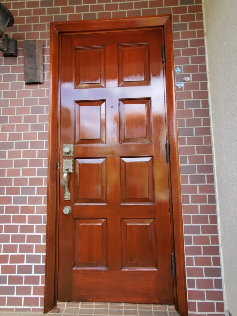 玄関ドアを塗り替えて格調高い印象のドアにリフォーム