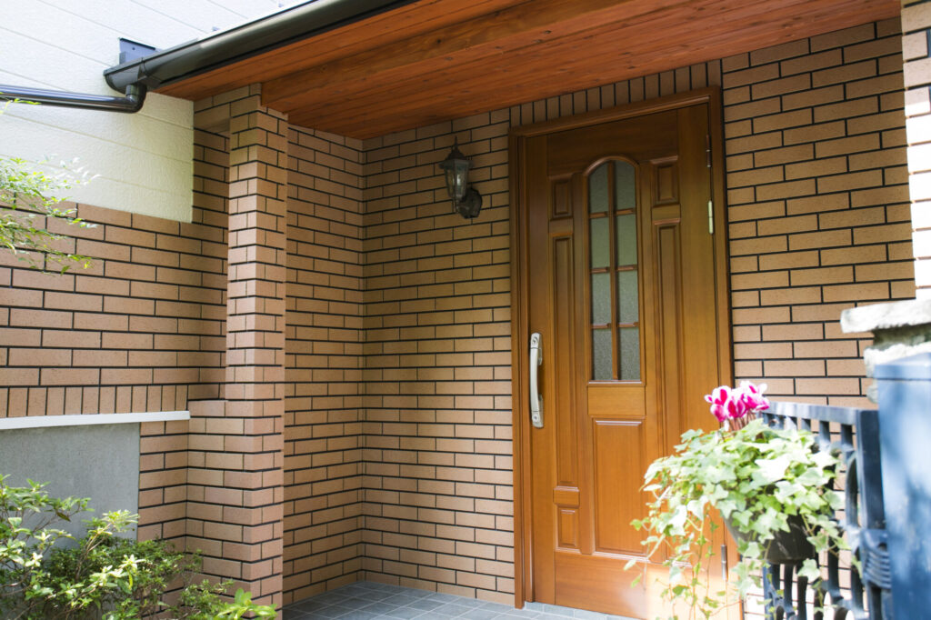 所沢市　柔らかな木の温もりと高級感を感じる木製玄関ドア