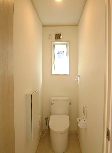 トイレの窓を小さく高性能な窓へリフォームで断熱効果対策を！